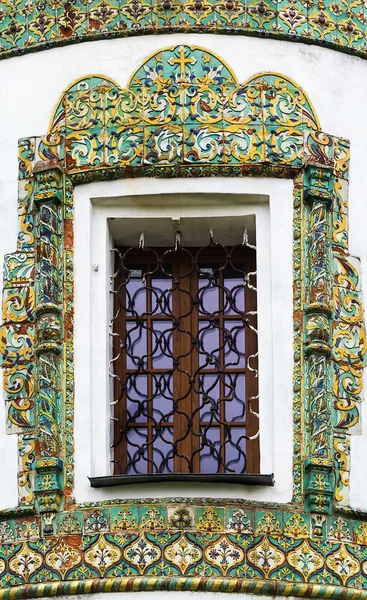 Ventana en el convento de San Nicolás. Rusia — Foto de Stock