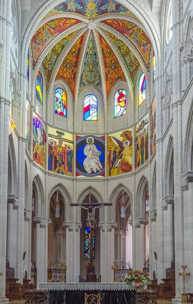 Almudenan katedraali, Madrid — kuvapankkivalokuva