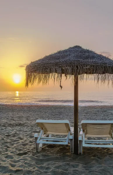 Solnedgång på stranden i Torremolinos, Spanien — Stockfoto