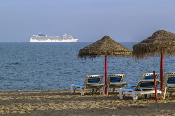 Vue sur la mer avec le navire — Photo