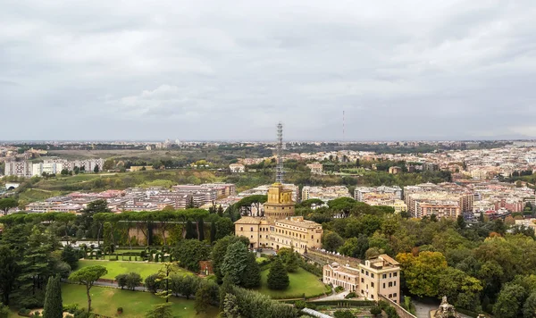 Edifício de administração e mastros de rádio na Cidade do Vaticano — Fotografia de Stock