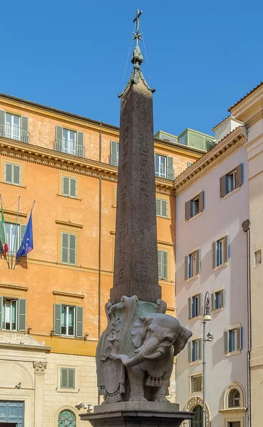 大象和方尖碑，罗马 — 图库照片