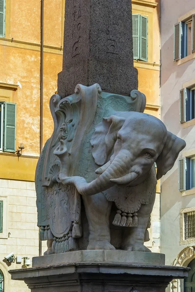 Слон и Обелиск, Рим — стоковое фото