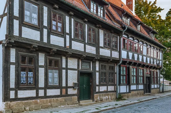 A rua com casas de meia-madeira em Quedlinburg, Alemanha — Fotografia de Stock