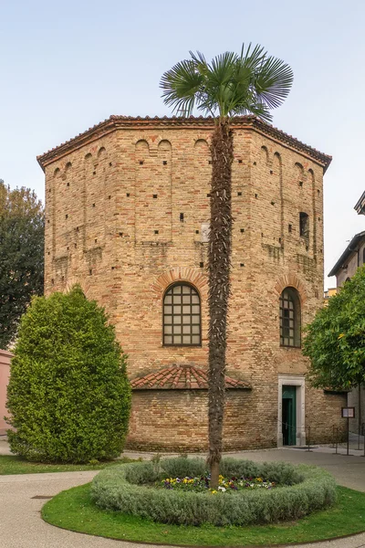 Baptisterium neon, ravenna, Itálie — Stock fotografie