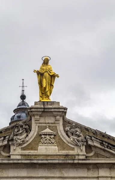 Förgyllda statyn av Madonna, Assisi — Stockfoto