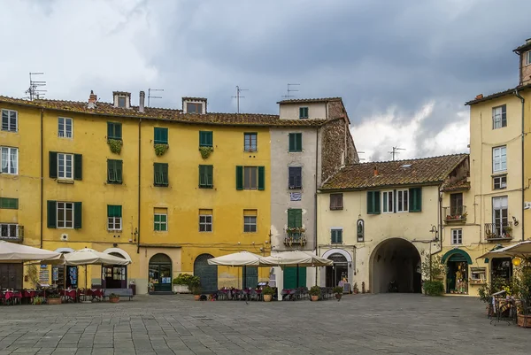 Piazza Anfiteatro, Lucca, Italia — Foto de Stock