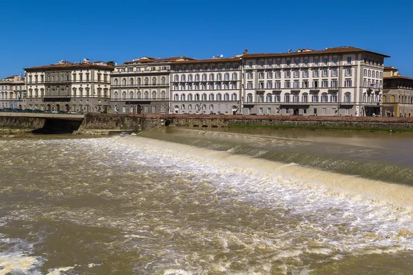 Dam över floden Arno, Florens, Italien — Stockfoto