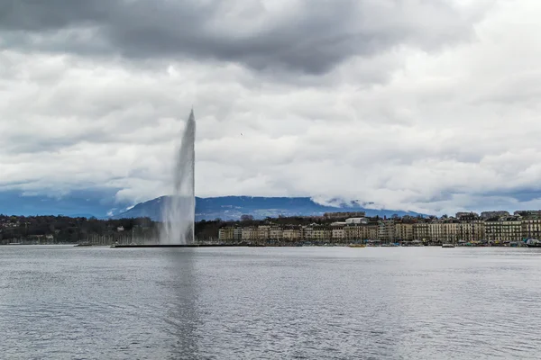 Vista do lago de Genebra com Fonte, Suíça — Fotografia de Stock