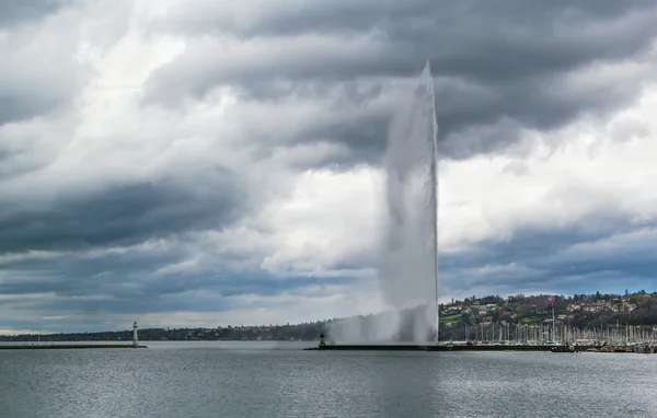 Vue du lac Léman avec Fontaine, Suisse — Photo