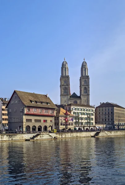 Widok na nabrzeże rzeki Limmat, Zurych — Zdjęcie stockowe