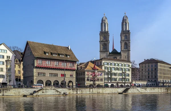 Pohled na nábřeží řeky Limmat, Curych — Stock fotografie