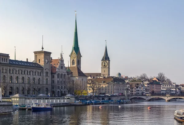 Widok na fraumunster i st. peter Kościoła, Zurych — Zdjęcie stockowe