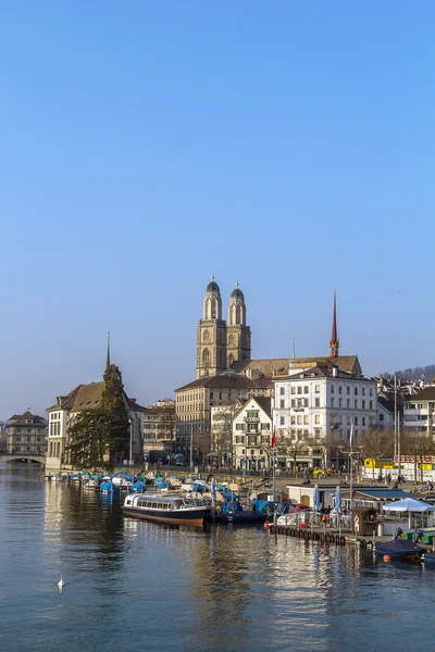 Widok na nabrzeże rzeki Limmat, Zurych — Zdjęcie stockowe