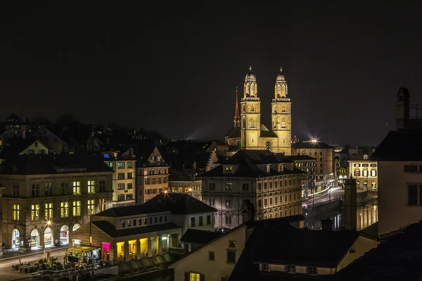 Utsikt över Zürich med tvillingtorn kyrkan i kväll, Schweiz — Stockfoto