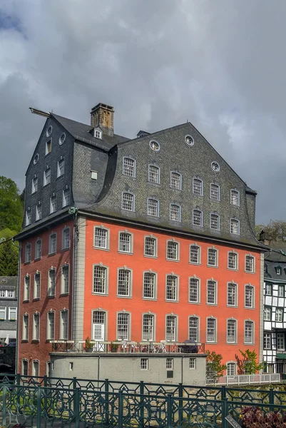 Исторические дома в Monschau, Germany — стоковое фото