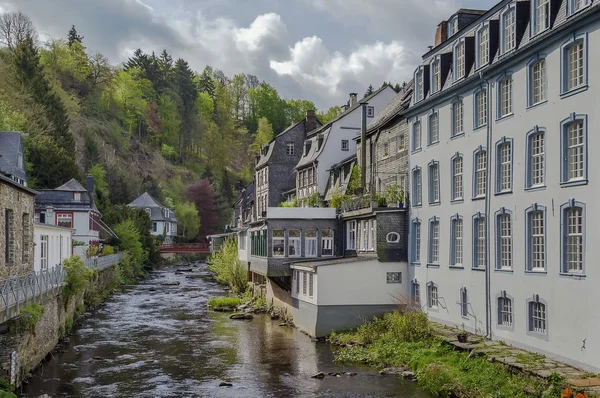 Casas a lo largo del río Rur, Monschau, Alemania — Foto de Stock