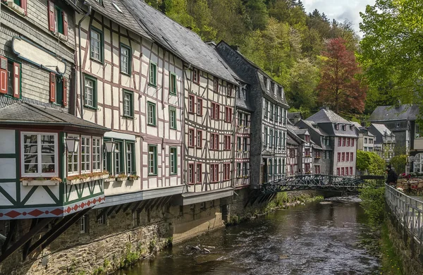 Domy podél řeky Rur, Monschau, Německo — Stock fotografie