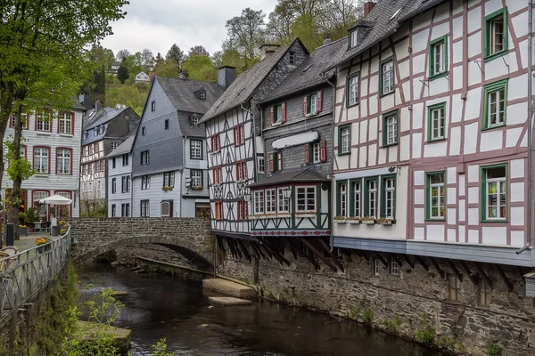 Maisons le long de la rivière Rur, Monschau, Allemagne — Photo