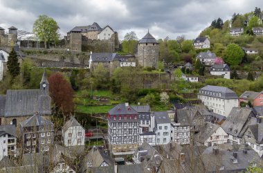 Monschau ve castle Hill, Almanya