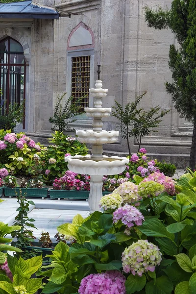 Fountain in the cemetery, Istanbul — Stock Photo, Image