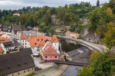 Cesky Krumlov görünümünü Vltava Nehri ile