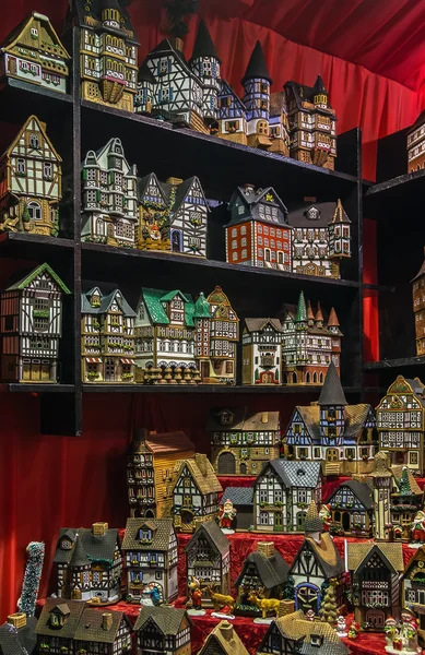 Мініатюрні будинки на різдвяному ринку — стокове фото