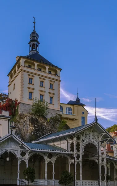 Markt Colonnade en kasteel toren, Karlovy Vary, Tsjechië — Stockfoto