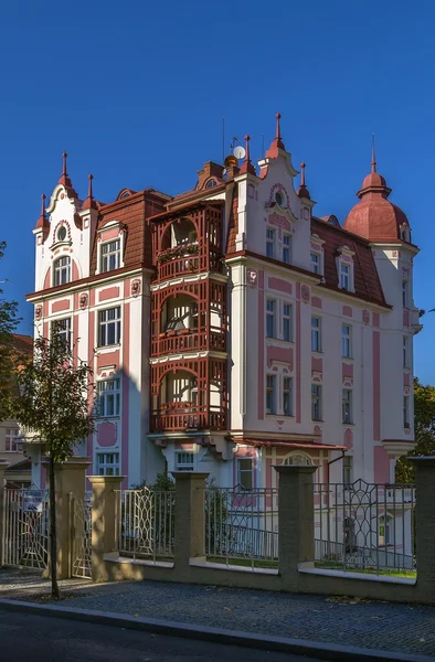 Épület, Karlovy Vary, Cseh Köztársaság — Stock Fotó