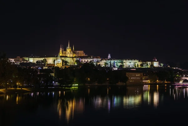 Utsikt til Praha slott om kvelden – stockfoto