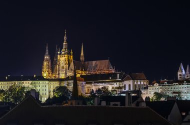 akşam Prag Kalesi'nin görünümü