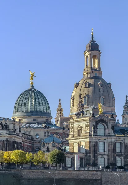Academy of Fine Arts and Frauenkirche, Dresden — Stock Photo, Image
