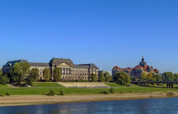 Gebouw van de Schatkist en Sachsische Staatskanzlei, Dresden, Duitsland — Stockfoto