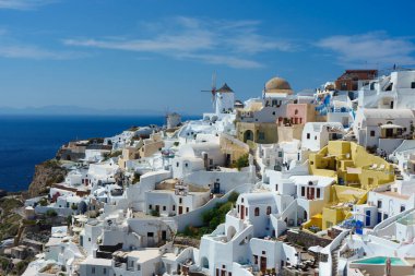 Oia, Yunanistan 'ın Santorini kentindeki renkli bir köy. Caldera 'ya güzel manzara