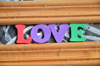 bir soyut kelime aşk