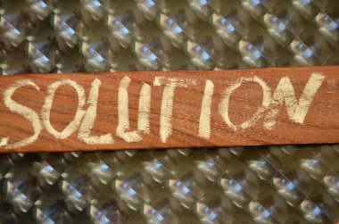 kelime tahtanın üzerine soyut harflerle yazılmamış.