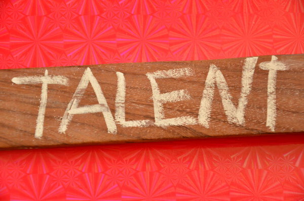 Слово талант на абстрактном красочном фоне
