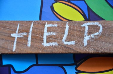 Ahşap bir masada kelime yardım