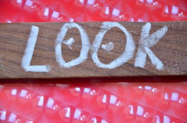 Tebeşirle yazılmış ahşap kelime