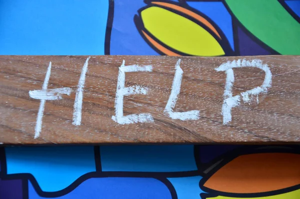 Ahşap bir masada kelime yardım