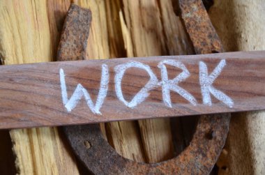 Eski ahşap masa üzerinde çalışma araçları