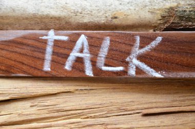 Tahta bir arka planda ahşap harfler