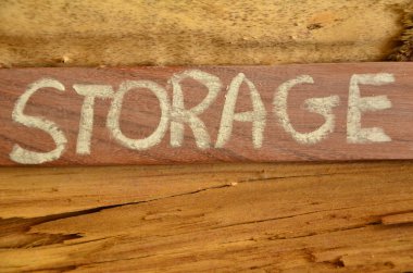 Kelime yazma deposu. Ahşap zemin üzerine yazılan malların işleme konsepti.