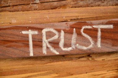 Masadaki tahta küplere yazılmış güven sözcüğü. Güven kavramı