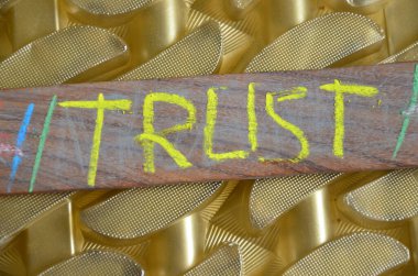 soyut altın rengi arkaplanda güven kelimesi