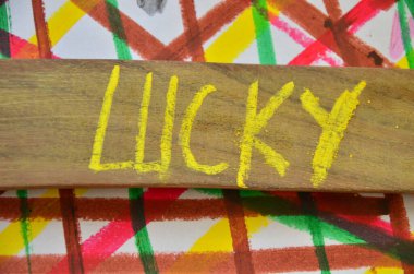 renkli bir arka plan üzerinde kelime aşk