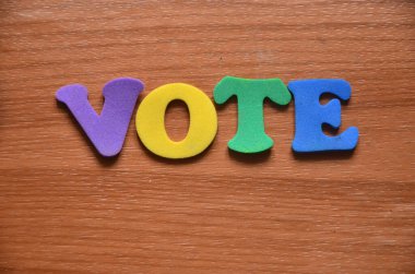 Renkli arkaplandaki tahta küplere oy verin