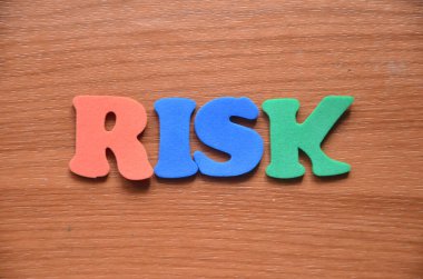 Renkli ahşap harflerle kelime riski