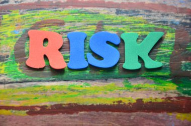 renkli bir arka plan üzerinde kelime risk