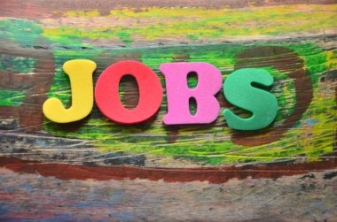 Renkli ahşap bir arkaplanda metin